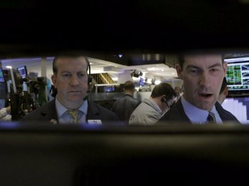 Traders focus on the ground regarding the New York stock market January 22, 2016. REUTERS/Brendan McDermid
